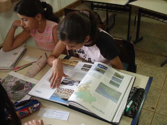 Alunos utilizando o apoio de atlas para as atividades Conclusão O uso de instrumentos novos e inovadores em sala de aula incentiva e desperta o interesse de alunos para a temática.