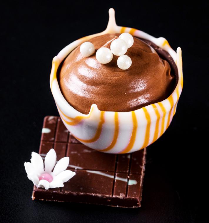 - 13 - Mini docinho vazado Dica: Para fazer a mousse branca, basta substituir o chocolate escuro por chocolate branco, além de também ter a opção de aromatizar a mousse com uma pitada de gengibre em