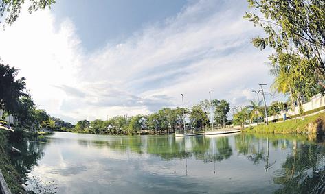 PARQUE LAGOA DO JAPIIM Construído em uma área de 41 mil metros quadrados, o equivalente a quatro hectares ou a quatro campos de futebol, o parque que custou aos cofres públicos mais de R$ 6 milhões.