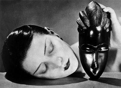 Criava ilusões ao colocar pingos de vidro no rosto de uma mulher dando a impressão de se tratar de lágrimas. Ao final, Man Ray redefinia a realidade, livre de regras e tabus.