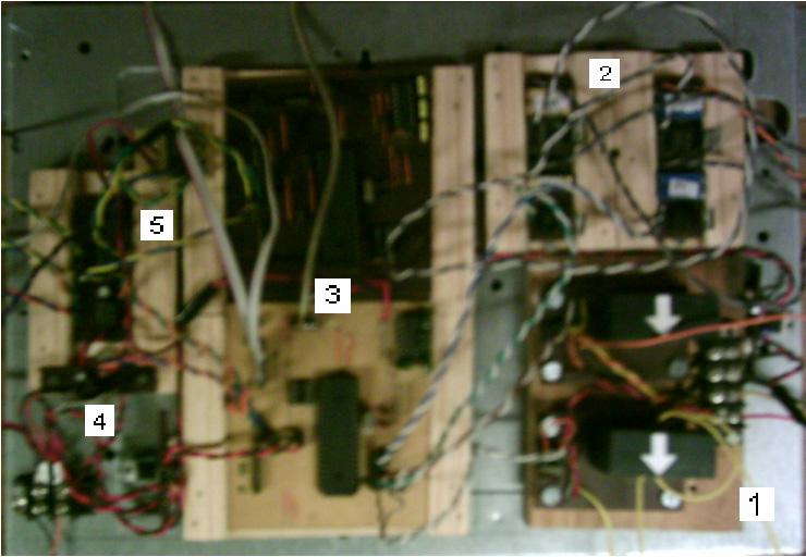 43 Figura 4.21: Placa principal do módulo controlador Por se tratar de um modelo experimental, nesse protótipo a fiação ainda não havia sido agrupada e arranjada nas respectivas canaletas.