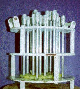 determinado em um cozedor Mattson modificado e adaptado para avaliar cozimento de mandioca. O equipamento foi feito em aço inoxidável, composto de 24 pinos, sendo cada calibrado a 40g.