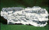 Amianto ou asbesto: Extraído de rochas compostas de silicatos de magnésio hidratados; 5 a 10% se encontram na forma fibrosa de interesse comercial.