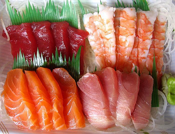 O Sashimi é uma preparação japonesa que consiste simplesmente em peixe cru, cuidadosamente fatiado e servido de