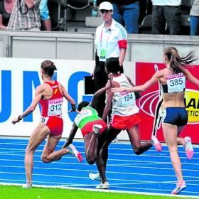 Quando correr fora da linha externa na curva, desde que em ambas as situações, não prejudiquem outro atleta.