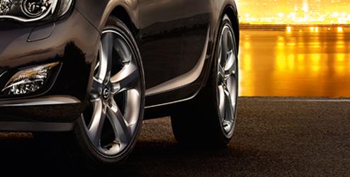 Conferem uma aparência atractiva às soleiras das portas traseiras do seu veículo, enquanto as protegem contra o desgaste. Aparência em alumínio Com o logótipo Opel 33.