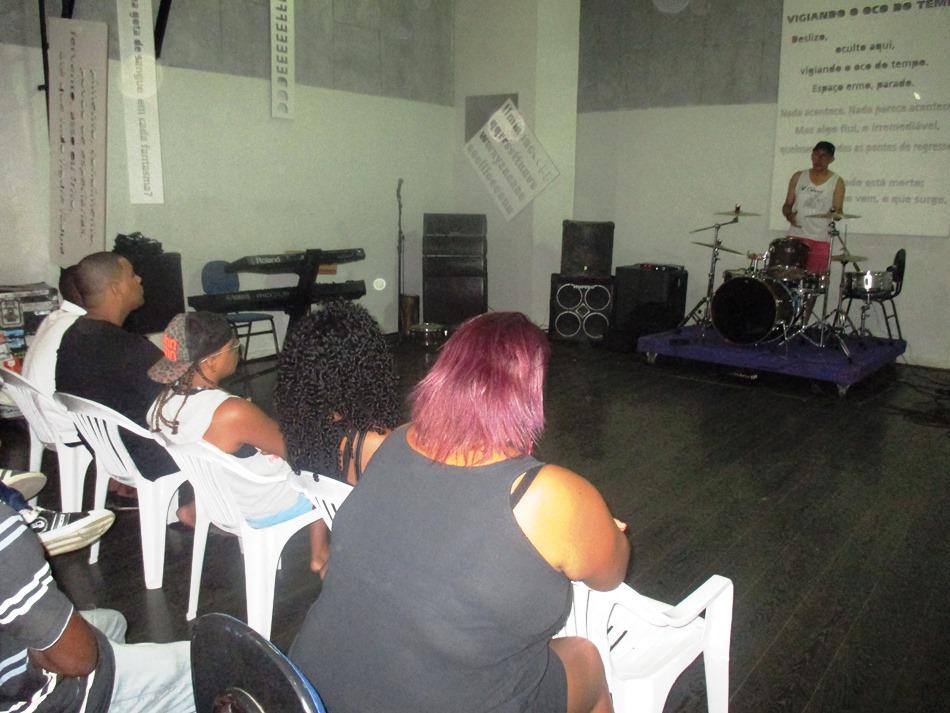 Workshop de bateria com o baterista Cláudio Abreu Festa dia das crianças (Foto: Arquivo AfroReggae) Cláudio Abreu esteve presente no CCWS para conhecer o