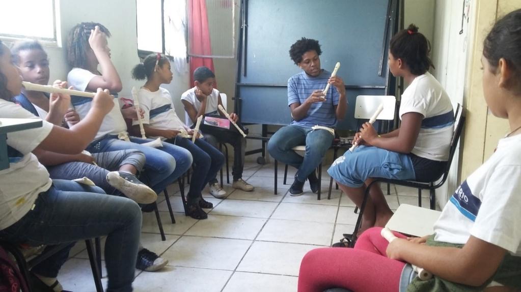 Música nas escolas Professor Jeferson com os alunos de flauta (Foto: Samantha Neris) Temos levado duas atividades de musicalização que