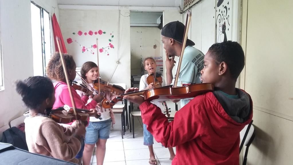 As aulas de flauta e violino são oferecidas duas vezes na semana nos turnos da manhã e tarde e tem tido bastante adesão das crianças.