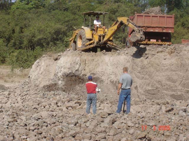 A argila deste local é de coloração cinza clara com