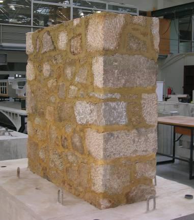 argamassa de saibro e cal (Figura 1). As paredes de alvenaria foram construídas sobre blocos de fundação realizados em betão armado com 2,6m de comprimento, 1,6m largura e 0,6m de altura.