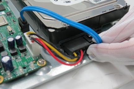 3. Conecte o disco rígido à placa-mãe do DVR com o cabo de dados incluído e em seguida conecte o cabo de alimentação para o disco rígido. 4. Volte a instalar a tampa do DVR e aperte os parafusos. 5.
