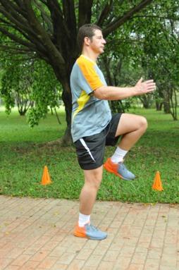 Kick out (soldadinho): É uma corrida rápida com o joelho estendido e o movimento de braços alternado ao das pernas.