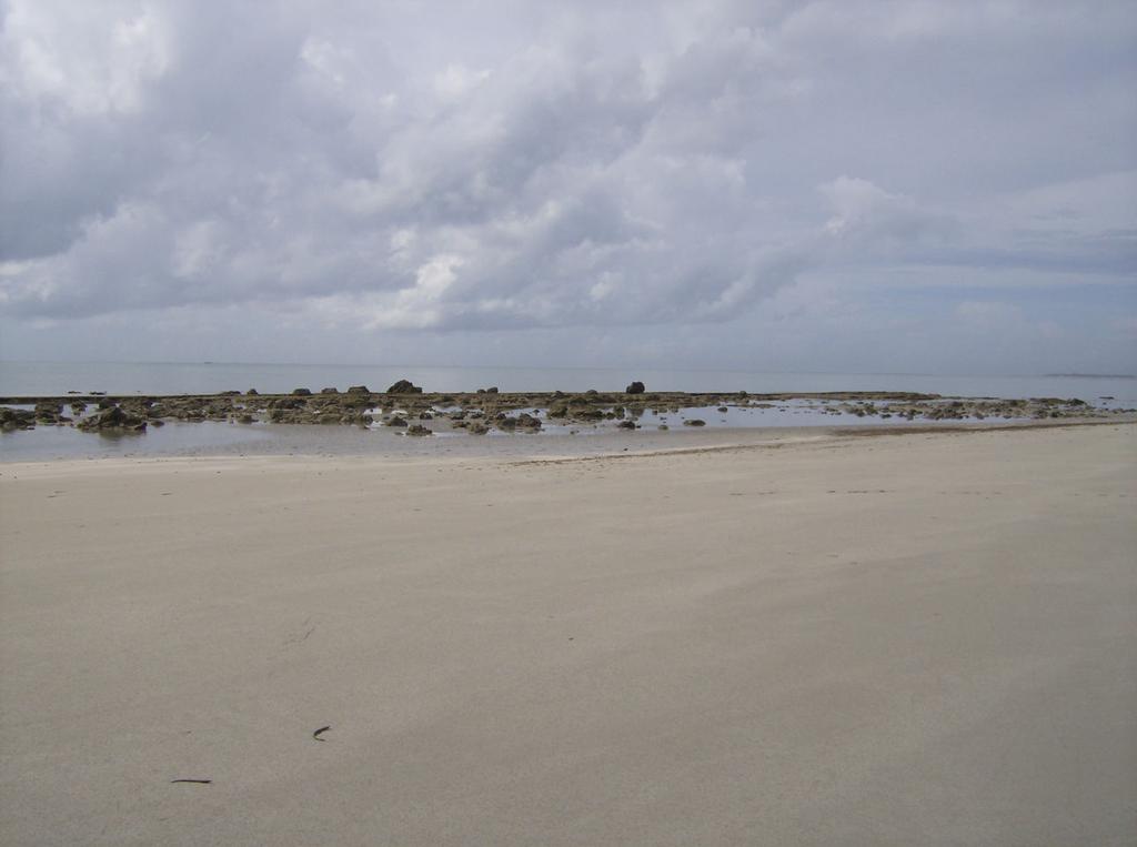 3 Área de estudo A praia de Forno da Cal está posicionada na coordenada geográfica de latitude 07º47'01 S e longitude 34º50'03 W, estando inserida na Ilha de Itamaracá localizada no litoral Norte do