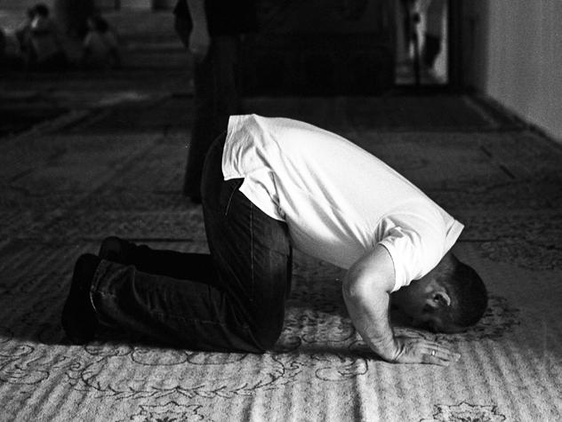 4. Todo muçulmano é obrigado a orar cinco vezes por dia. Essa regra se aplica a homens e mulheres.