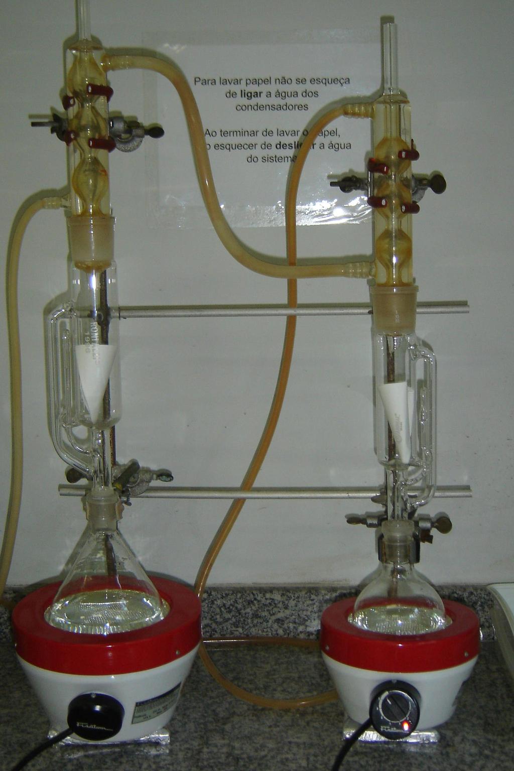 1. Sistema de lavagem e secagem dos substratos Com a finalidade de reduzir o sinal de fundo dos papéis utilizados como substrato sólido,