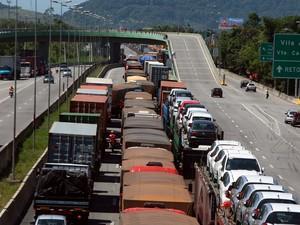 O Brasil enfrenta uma crise sem precedentes no transporte de cargas.