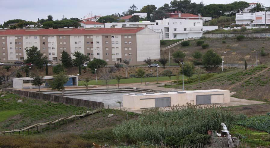 02 Concepção/Construção da Parque urbano do Alto da terrugem A intervenção, nos 11000m2 que formam o parque urbano do Alto da Terrugem, passou pela execução de dois edifícios e de uma zona verde.