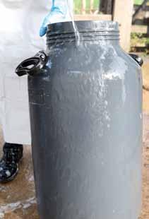 16.4 - Enxágue os utensílios Alerta ecológico: Descarte a solução com resíduos de detergente em fossa séptica. 16.