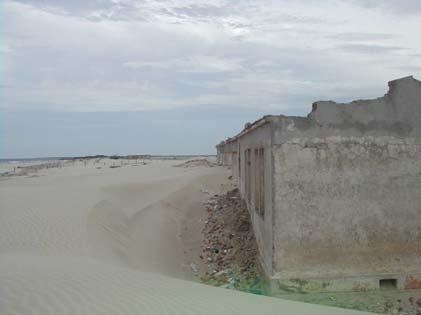 Na praia do Mar Grosso conforme relatado por Silva & Calliari (2001) a uma distância de 3 km do molhe houve recuo na linha de praia sem recuperação e por Lélis (2003), classificando o trecho como