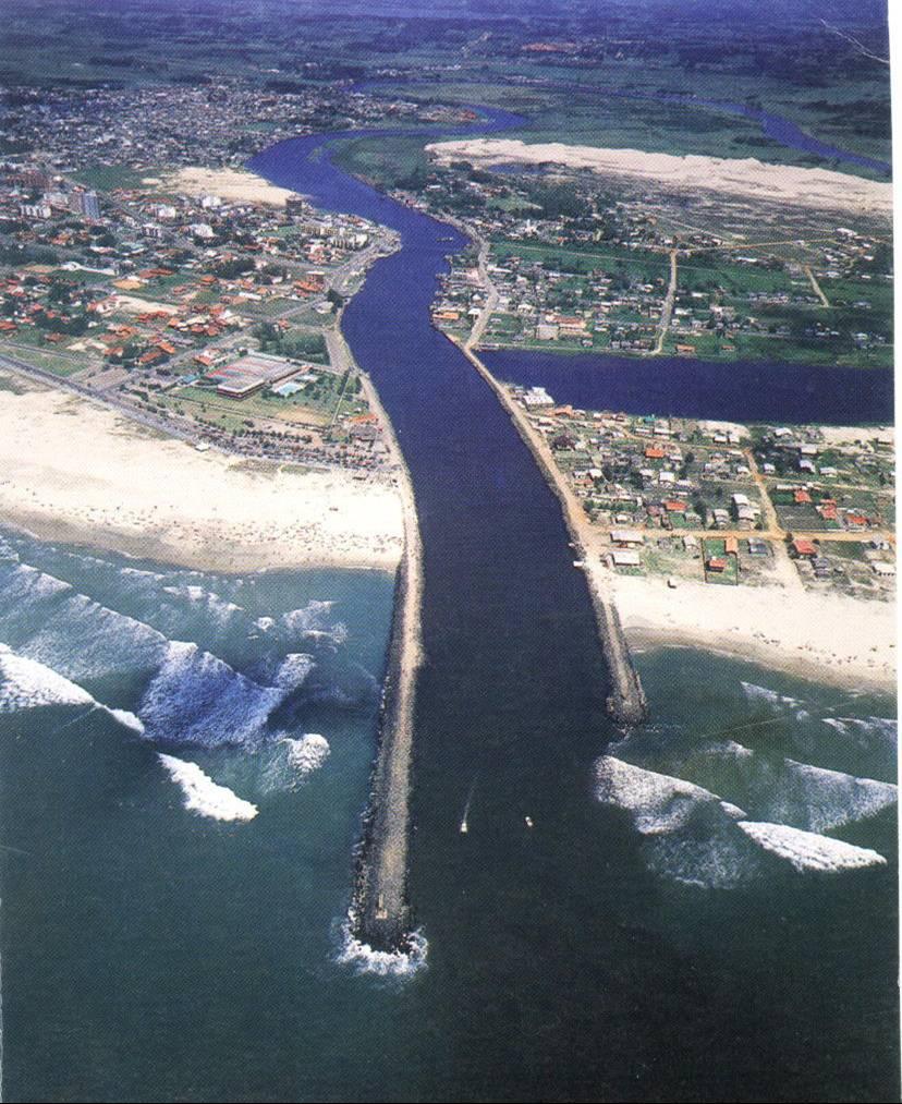 A obra de fixação da desembocadura do Rio Mampituba (figura 3) foi efetuada em 1970, estando ainda inacabada.