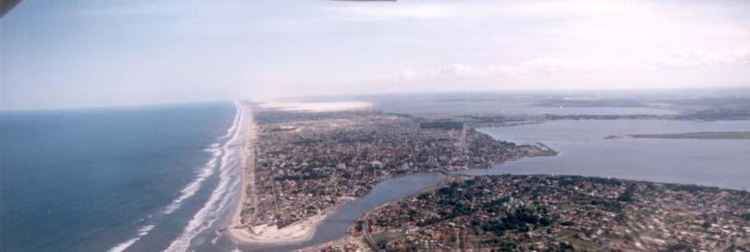 ponte para o transporte litorâneo, e assegurando assim a alimentação da praia a norte da embocadura, a praia de Imbé (D Aquino, 2004).