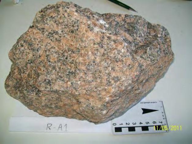 A rocha analisada é cinza esbranquiçada, microporfirítica, podendo ser observada a distribuição de grãos finos na matriz da rocha. A matriz é afanítica com cor verde acinzentada.