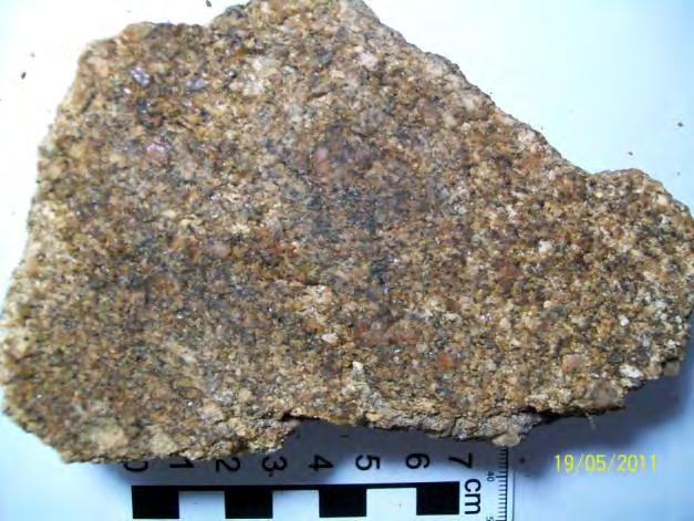 Os grãos de biotita mostram-se mais alterados comparativamente aos grãos de quartzo e k-feldspato (pórfiros e matriz) que estão mais preservados.