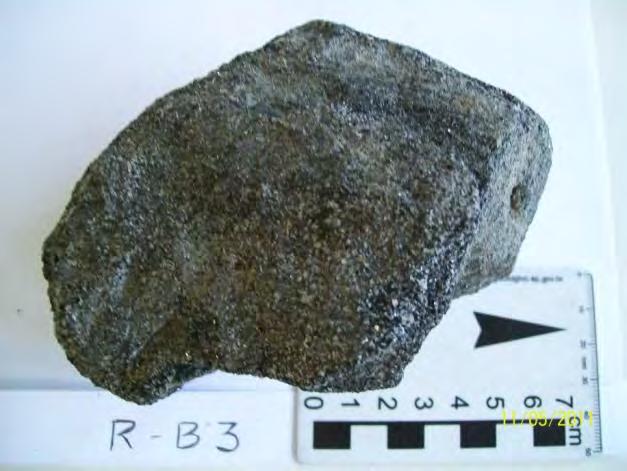 Os grãos de quartzo são xenoblásticos com granulação fina (0,5 mm). Os grãos de plagioclásio têm cor cinza e são hipidioblásticos de granulação fina (0,5 mm).