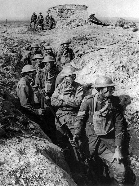 Imagem: Frank Hurley, 27 de setembro de 1917/ Australian War Memorial/ Public Domain Nas trincheiras, os soldados conviviam com ratos, parasitas, lama ou