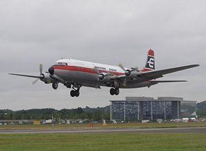 34 A Figura 3.7 mostra uma aeronave modelo DC-6, fabricada pela empresa Douglas dos EUA; Tal aeronave possui Trem de Pouso Duplo (ou Roda Dupla).