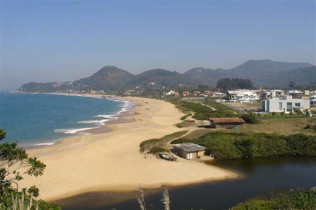 309 1590m e largura de aproximadamente 47m.Do ponto de vista geomorfológico e oceanográfico, a praia de Estaleiro é exposta e reflexiva, com presença de areia média e grossa.