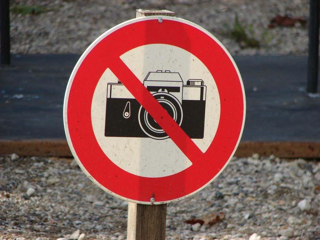 Se por um lado os direitos autorais são garantidos para o fotógrafo em lei, direitos de imagem pretendem assegurar a privacidade e controle de imagem para os indivíduos fotografados.