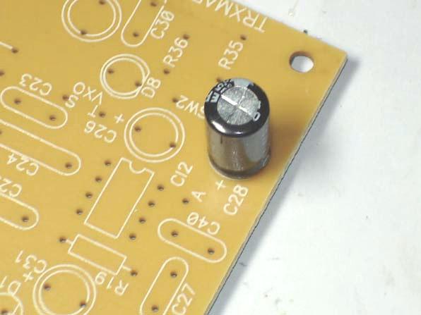 Capacitores eletrolíticos: Possuem uma marcação no corpo dos mesmos, indicando qual é o terminal positivo ou negativo.