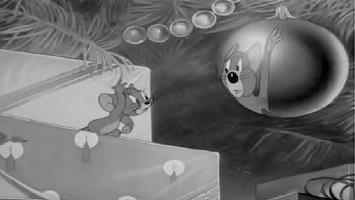 c) d) e) [ 165799 ]. (Unicamp) Em uma animação do Tom e Jerry, o camundongo Jerry se assusta ao ver sua imagem em uma bola de Natal cuja superfície é refletora, como mostra a reprodução abaixo.
