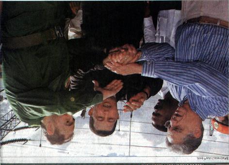 Q.09 Jornal O Estado de S. Paulo, 14/08/2001. No primeiro plano desta fotografia, Fernando Henrique Cardoso e Fidel Castro juntam as mãos com Hugo Chávez.