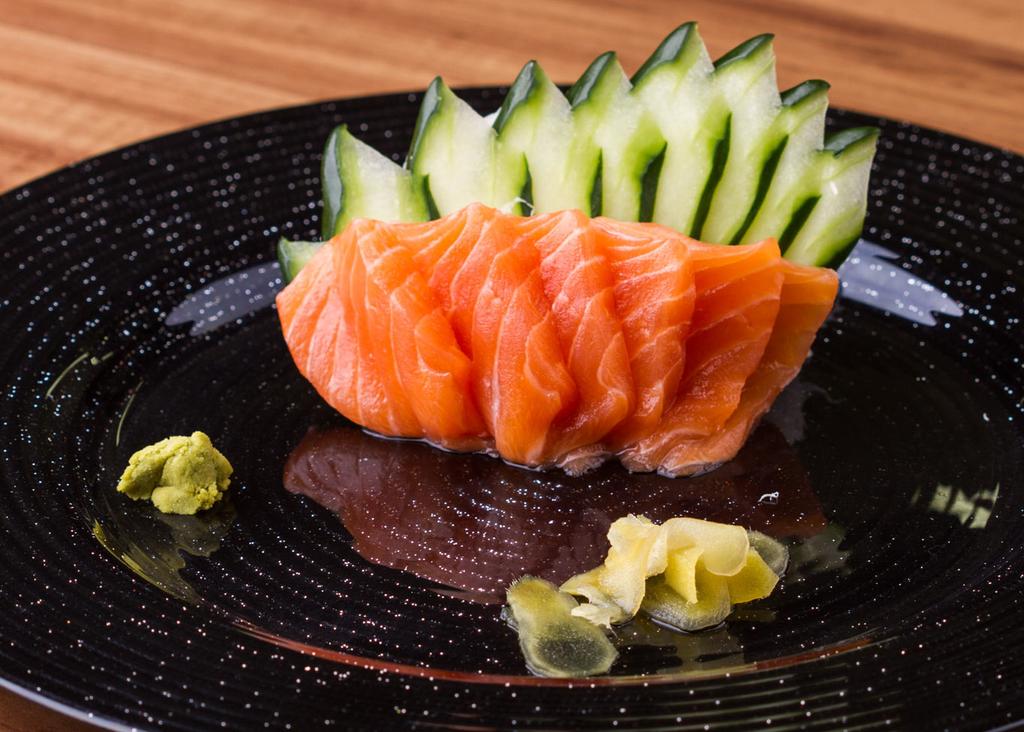 17 Sashimi de salmão RENDIMENTO: 1 porção 60 g de salmão em posta 1 pepino japonês 100 g de nabo ralado Corte as fatias de salmão contra as fibras em seis