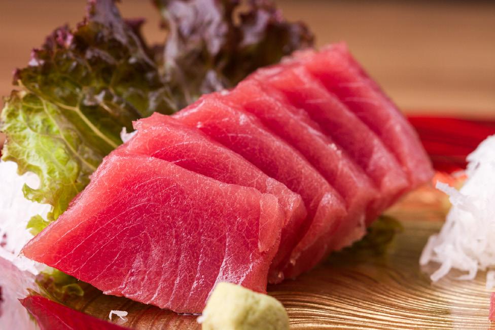 19 Sashimi de atum RENDIMENTO: 1 porção 60 g de atum em posta 1 pepino japonês 100 g de nabo ralado Dica Corte as fatias de atum contra as fibras em seis fatias Corte o pepino ao meio no