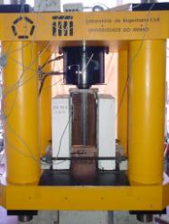 5 Para aplicar a carga vertical já referida, é utilizado um sistema óleo-hidráulico ligado a um actuador com capacidade de carga máxima de 5000 kn.