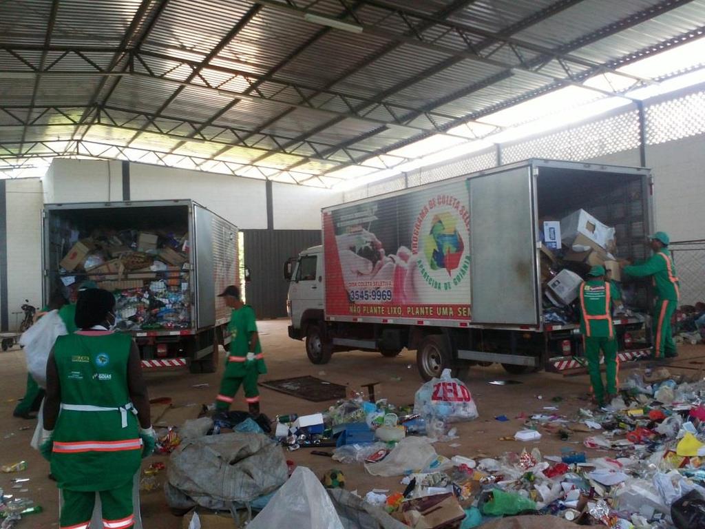 10 Imagem 5: Caminhões da coleta seletiva descarregando em outra cooperativa do municipio. 2.