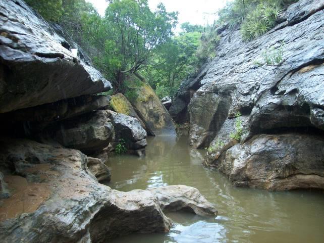 Sítios arqueológicos do município de Flores, Estado de Pernambuco Foto 1 Aspectos do Canyon por onde corre o Riacho das Letras.