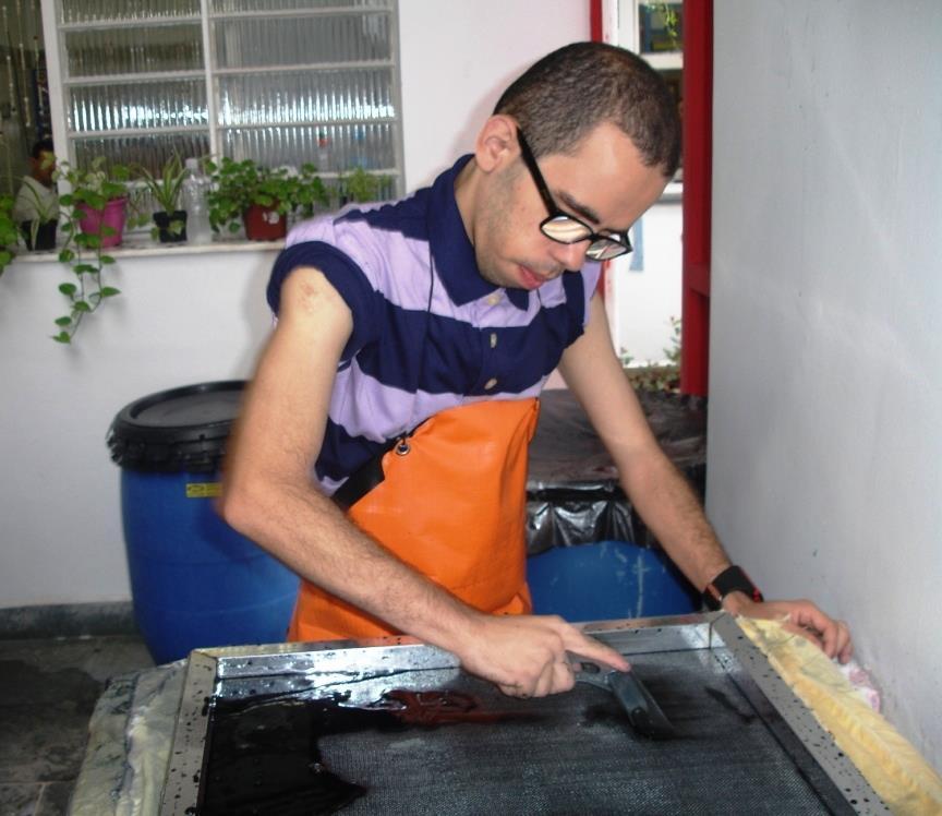 Oficina de Papel Reciclado De acordo com o nosso tema, nestes meses discutimos com estes jovens a importância do momento em que pessoas esclarecidas e envolvidas começaram a