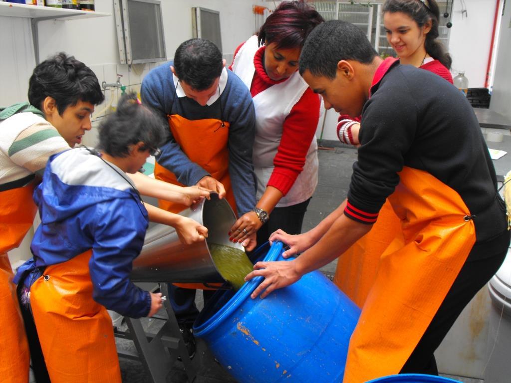 Como a ideia de reciclagem já é bastante conhecida e vivida por eles, além de produzirmos muito papel reciclado, procuramos trabalhar outras questões: a relação lixo e arte.