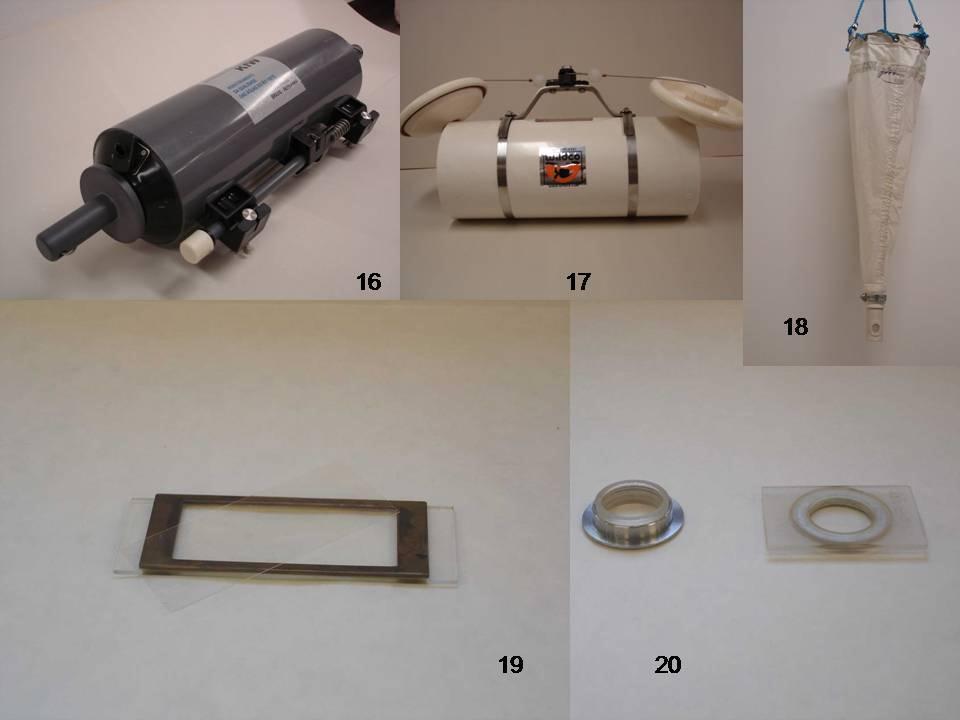 Fotos 16 a 20 - Equipamentos e acessórios utilizados na Amostragem e Análise Legenda: 16 e 17 Garrafa de van Dorn; 18 Rede de Plâncton; 19 Câmara de Sedgwick- Rafter; 20 Câmara de Utermöhl.