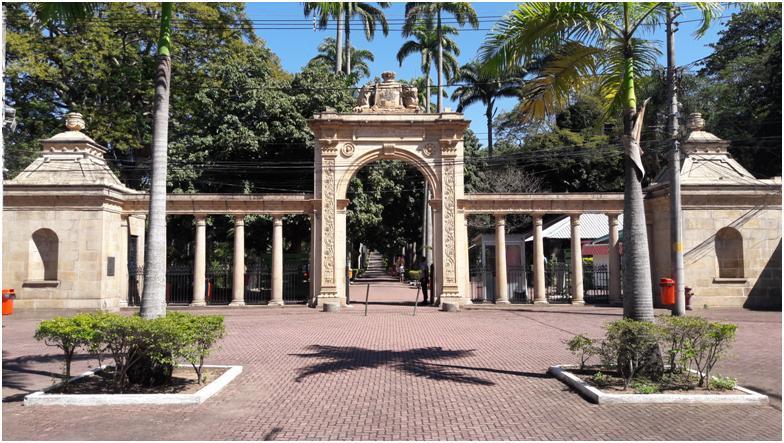 7 Figura 4: Pórtico Monumental na frente da Fundação RIOZOO. Fonte: Autor (2016).