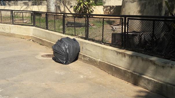 Todos são recolhidos e acondicionados em sacos plásticos (figura 26) temporariamente, aguardando o recolhimento pela equipe de limpeza.