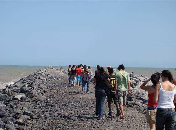 Isto porque o movimento das águas oceânicas é responsável pelo dissecamento da costa. Ainda segundo Villwock, [.