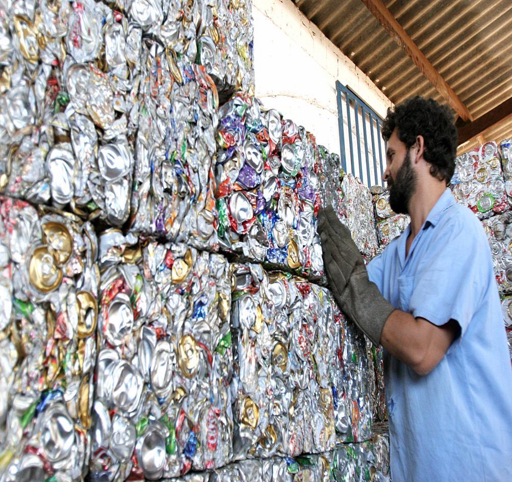 Se por um lado podemos registrar com orgulho que no Brasil temos o mais alto nível de reciclagem de latinhas de alumínio do mundo (98%), por outro, também é fácil afirmar que existem materiais tão