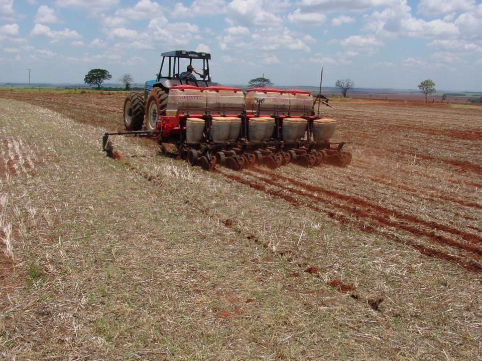 Tracionada por trator Com deposição