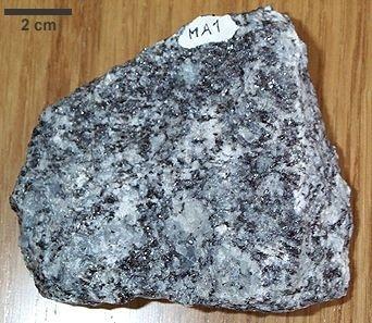 Textura Fanerítica 3% 1% Composição química: Legenda: silica 14% 10% óxidos de alumínio óxidos de ferro Granito 72%